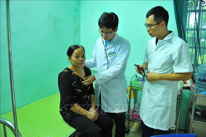 Trong ảnh: Cán bộ Bệnh viện Công an tỉnh Ninh Bình khám chữa cho bệnh nhân. Ảnh: Minh Đức - TTXVN