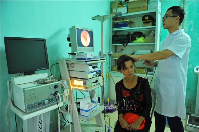 Trong ảnh: Cán bộ Bệnh viện Công an tỉnh Ninh Bình khám chữa cho bệnh nhân. Ảnh: Minh Đức - TTXVN