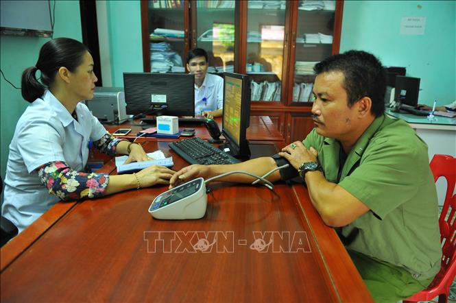 Trong ảnh: Cán bộ Bệnh viện Công an tỉnh Ninh Bình khám chữa cho bệnh nhân. Ảnh: Minh Đức - TTXVN