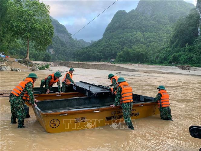 Trong ảnh: Những nhịp cầu đầu tiên đã được lắp tạo điều kiện thuận lợi cho việc tiếp cận bản Sa Ná. Ảnh: Khiếu Tư  - TTXVN

