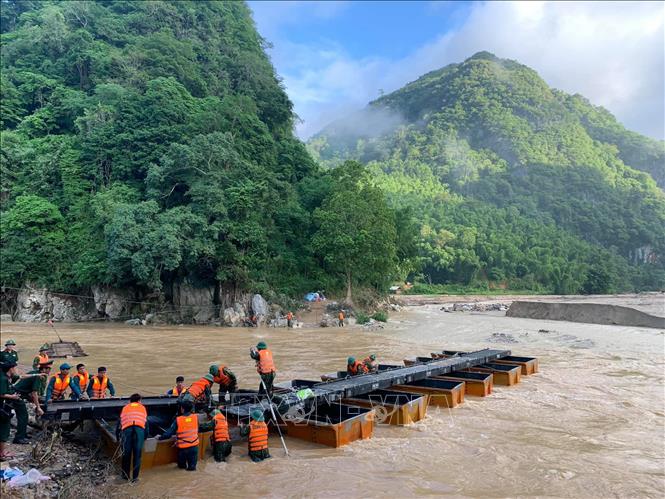 Trong ảnh: Có cầu phao, công tác khắc phục hậu quả thiên tai sẽ thuận tiện hơn rất nhiều. Ảnh: Khiếu Tư - TTXVN