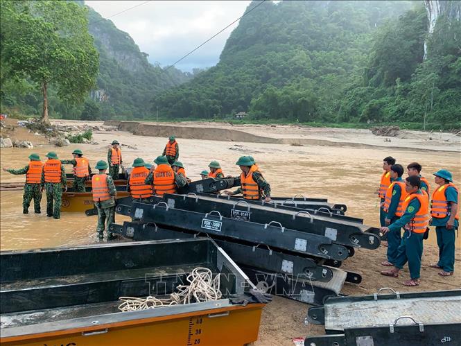 Trong ảnh: Khẩn trương hoàn thành sớm công việc để tiếp cận với các bản. Ảnh: Khiếu Tư  - TTXVN

