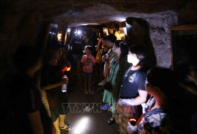 Trong ảnh: Hội trường trong hầm dùng làm nơi hội họp, biểu diễn văn nghệ, chiếu phim. Ảnh: Nhật Anh - TTXVN