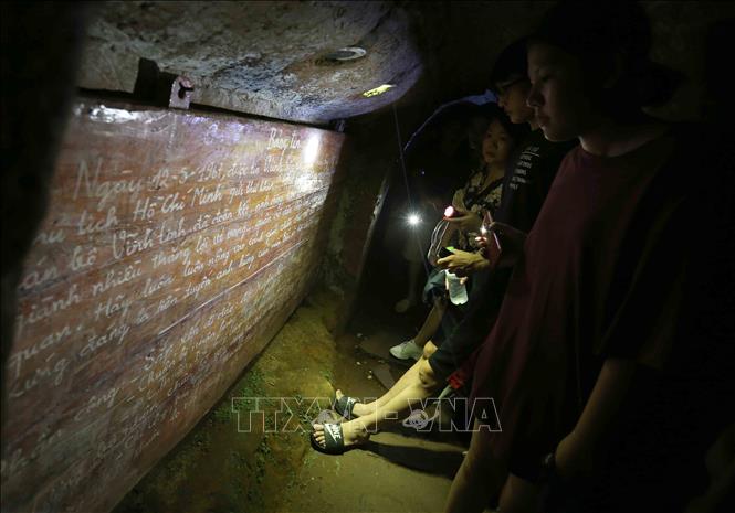 Trong ảnh: Bảng thông tin cho những người sinh sống trong hầm. Ảnh: Nhật Anh - TTXVN