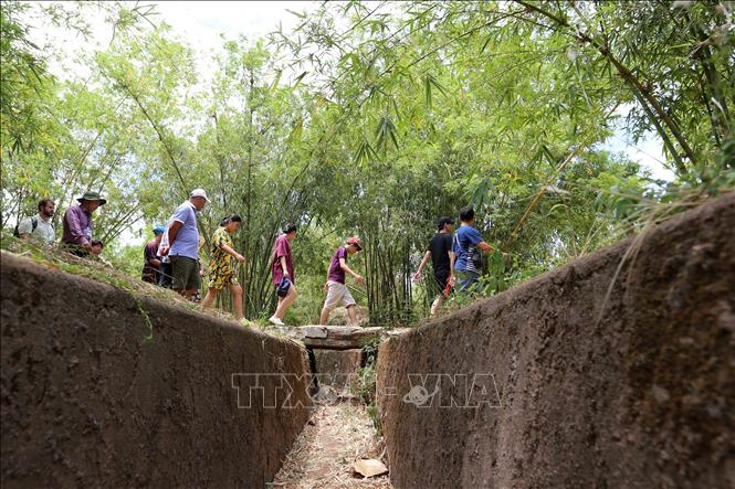 Trong ảnh: Du khách tham quan hệ thống giao thông hào. Ảnh: Nhật Anh - TTXVN