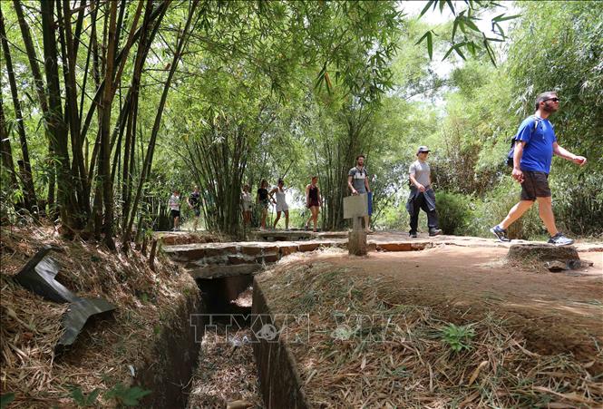 Trong ảnh: Những đường hào giao thông nối liền các cửa hầm. Ảnh: Nhật Anh - TTXVN