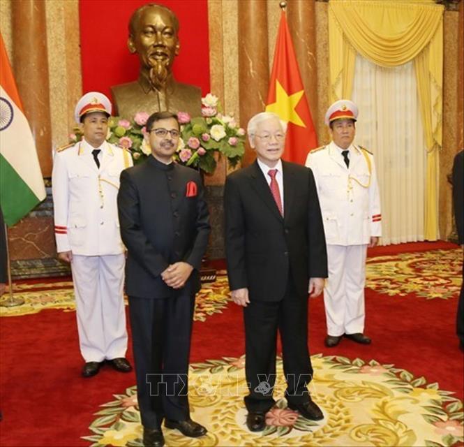 Trong ảnh: Tổng Bí thư, Chủ tịch nước Nguyễn Phú Trọng với Đại sứ Đặc mệnh toàn quyền Cộng hòa Ấn Độ tại Việt Nam Pranay Kumar Verma tại lễ trình Quốc thư. Ảnh: Trí Dũng – TTXVN