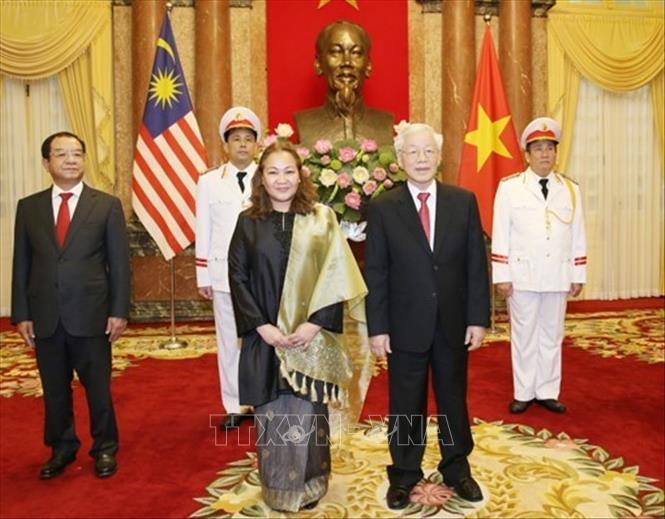 Trong ảnh: Tổng Bí thư, Chủ tịch nước Nguyễn Phú Trọng với Đại sứ Đặc mệnh toàn quyền Malaysia tại Việt Nam Shariffah Norhana Syed Mustaffa tại lễ trình Quốc thư. Ảnh: Trí Dũng – TTXVN