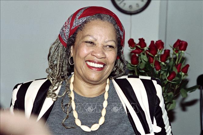 Trong ảnh (tư liệu): Nữ nhà văn Toni Morrison tại văn phòng ở trường đại học Princeton ở New Jersey, Mỹ, ngày 7/10/1993. Ảnh: AFP/ TTXVN