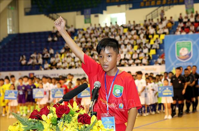 Trong ảnh: Cầu thủ Nguyễn Phan Thái Bình (đội Tp Hồ Chí Minh 3), đại diện cầu thủ đọc lời tuyên thệ. Ảnh: Anh Tuấn – TTXVN
