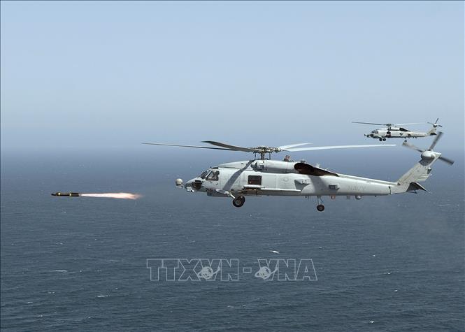 Trong ảnh: Trực thăng chiến đấu đa nhiệm MH-60R của Mỹ trong một buổi huấn luyện ở vùng biển gần San Diego, bang California. Ảnh: AFP/TTXVN