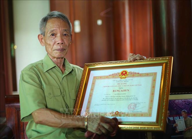 Trong ảnh: Ông Nguyễn Tứ Hùng dược nhận Bằng khen của Thủ tướng Chính phủ trong phong trào “Toàn dân chung sức xây dựng Nông thôn mới”. Ảnh: Doãn Tấn, Văn Điệp – TTXVN