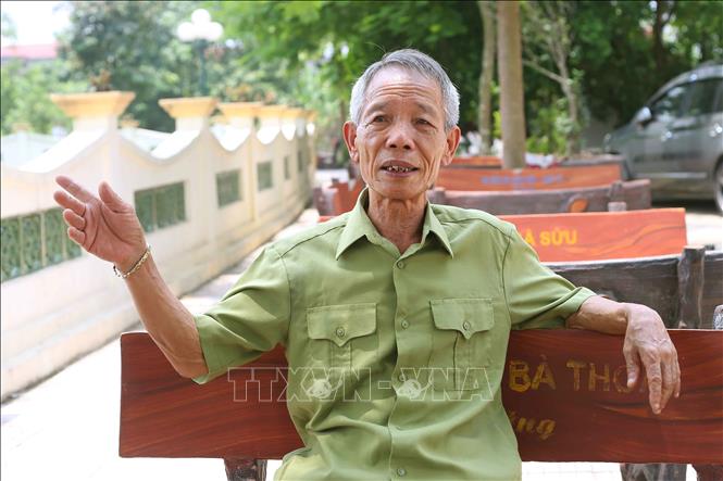 Trong ảnh: Ông Nguyễn Tứ Hùng nói về qua trình cùng gia đình vận động nhân dân trong xã đóng góp kinh phí và ngày công lao động xây dựng ao môi trường rộng hàng nghìn m2. Ảnh: Doãn Tấn, Văn Điệp – TTXVN
