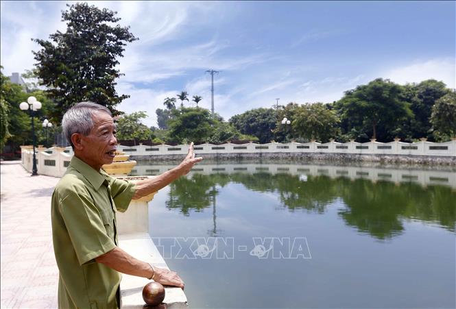 Trong ảnh: Ông Nguyễn Tứ Hùng nói về qua trình cùng gia đình vận động nhân dân trong xã đóng góp kinh phí và ngày công lao động xây dựng ao môi trường rộng hàng nghìn m2. Ảnh: Doãn Tấn, Văn Điệp – TTXVN