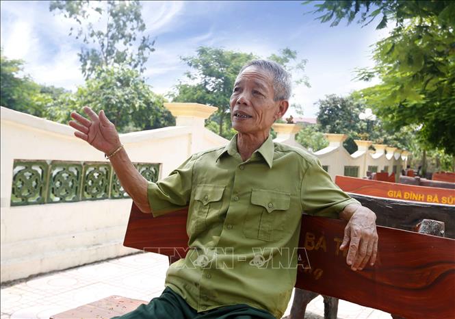 Trong ảnh: Ông Nguyễn Tứ Hùng nói về qua trình cùng gia đình vận động nhân dân trong xã đóng góp kinh phí và ngày công lao động xây dựng ao môi trường rộng hàng nghìn m2. Ảnh: Doãn Tấn, Văn Điệp – TTXVN