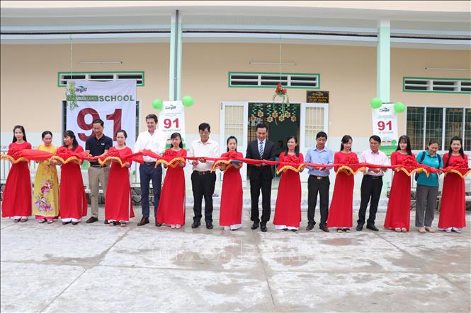 Trong ảnh: Lễ cắt băng bàn giao 3 phòng học cho nhà trường. Ảnh: Huỳnh Phúc Hậu - TTXVN