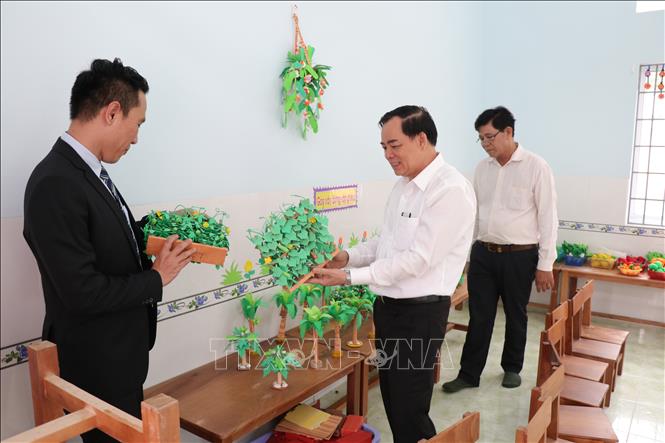 Trong ảnh: Các đại biểu tham quan phòng học mới. Ảnh: Huỳnh Phúc Hậu - TTXVN