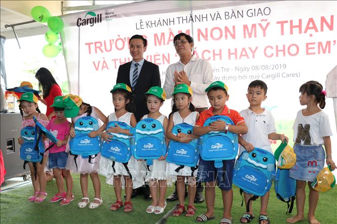 Trong ảnh: Tặng quà cho các em học sinh trường mầm non xã Mỹ Thạnh. Ảnh: Huỳnh Phúc Hậu - TTXVN