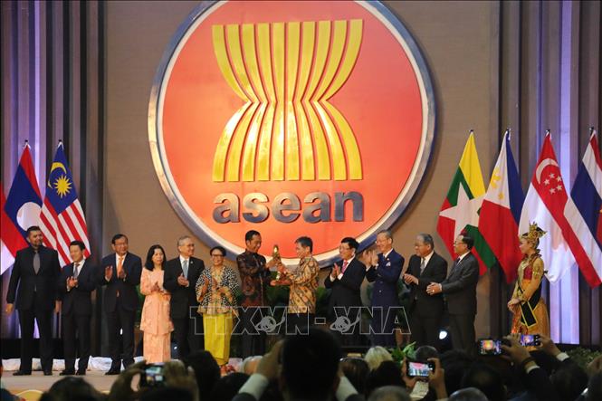 Trong ảnh: Tổng thống Indonesia Jokowi trao chìa khóa tượng trưng cho Tổng Thư ký ASEAN Lim Jock Hoi. Ảnh: Đỗ Quyên-Pv TTXVN tại Indonesia