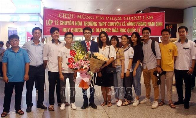Trong ảnh: Thầy cô, bạn bè trường Trung học phổ thông Lê Hồng Phong chúc mừng Phạm Thanh Lâm giành được Huy chương Bạc Olympic Hóa học quốc tế. Ảnh: Nguyễn Lành - TTXVN