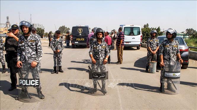 Trong ảnh: (tư liệu)  Nhân viên an ninh điều tra tại hiện trường một vụ nổ ở Cairo. Ảnh: AFP/TTXVN