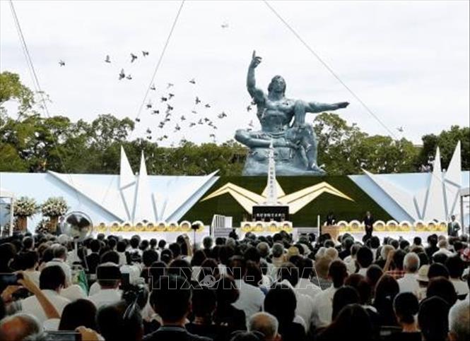 Trong ảnh: Người dân dự lễ tưởng niệm 74 năm ngày Mỹ ném bom nguyên tử xuống thành phố Nagasaki trong Thế chiến II, ngày 9/8/2019. Ảnh: Kyodo/ TTXVN