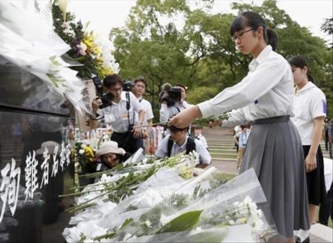 Trong ảnh: Người dân tham dự lễ tưởng niệm 74 năm ngày Mỹ ném bom nguyên tử xuống thành phố Nagasaki trong Thế chiến II, ngày 9/8/2019. Ảnh: Kyodo/ TTXVN