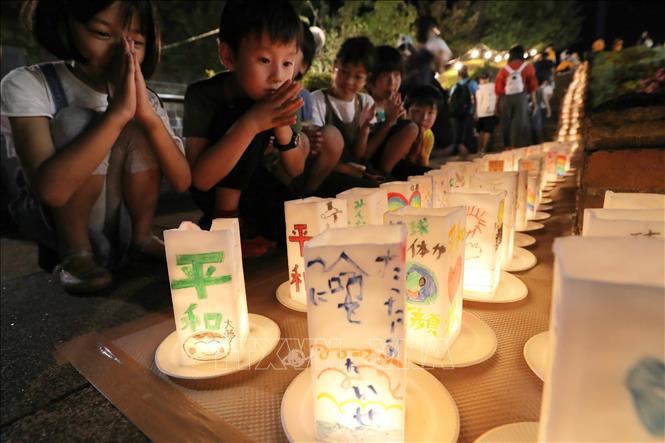 Trong ảnh: Thắp nến cầu nguyện cho các nạn nhân tại lễ tưởng niệm 74 năm ngày Mỹ ném bom nguyên tử xuống thành phố Nagasaki trong Chiến tranh Thế giới II, ngày 9/8/2019. Ảnh: AFP/TTXVN