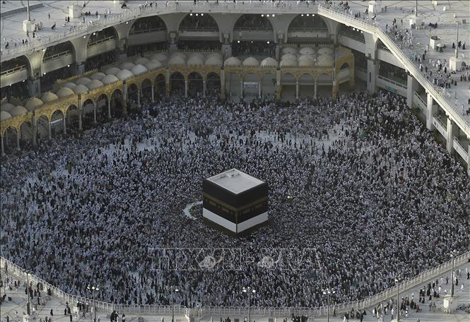Trong ảnh: Các tín đồ Hồi giáo tập trung quanh Đền thờ Kaaba ở Mecca, Saudi Arabia, ngày 7/8/2019. Ảnh: AFP/ TTXVN
