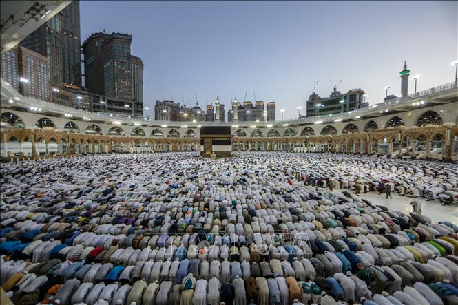 Trong ảnh: Các tín đồ Hồi giáo tập trung quanh Đền thờ Kaaba ở Mecca, Saudi Arabia, ngày 7/8/2019. Ảnh: AFP/ TTXVN