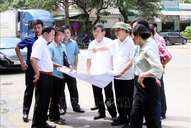 Trong ảnh: Phó Chủ tịch UBND tỉnh Lạng Sơn Nguyễn Công Trưởng đi kiểm tra thực tế. Ảnh: Thái Thuần – TTXVN