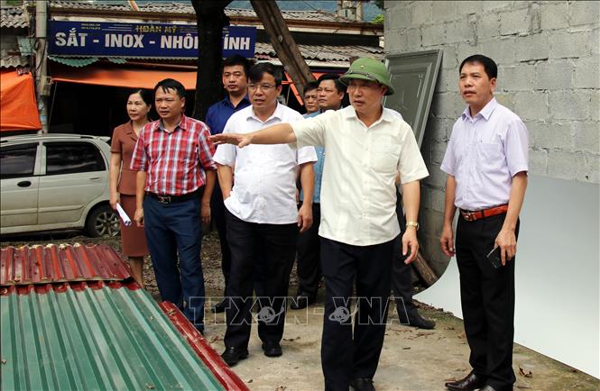 Trong ảnh: Phó Chủ tịch UBND tỉnh Lạng Sơn Nguyễn Công Trưởng kiểm tra thực tế tại hiện trường. Ảnh: Thái Thuần – TTXVN