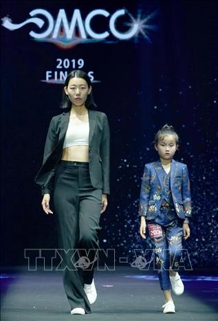 Trong ảnh: Người mẫu nhí biểu diễn tại một cuộc thi ở Trùng Khánh, Trung Quốc ngày 27/7. Ảnh: THX/TTXVN