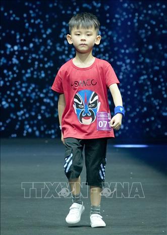 Trong ảnh: Người mẫu nhí biểu diễn tại một cuộc thi ở Trùng Khánh, Trung Quốc ngày 27/7. Ảnh: THX/TTXVN