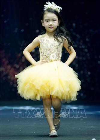 Trong ảnh: Người mẫu nhí biểu diễn tại một cuộc thi ở Trùng Khánh, Trung Quốc ngày 27/7. Ảnh: THX/TTXVN