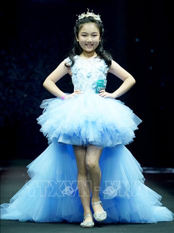 Trong ảnh: Người mẫu nhí biểu diễn tại một cuộc thi ở Trùng Khánh, Trung Quốc ngày 27/7. Ảnh: THX/TTXVN