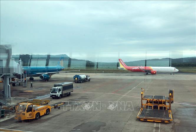 Trong ảnh: Hàng loạt chuyến bay của VietjetAir và Vietnam Airlines tại sân bay Phú Quốc (Kiên Giang) phải hoãn và hủy chuyến do thời tiết xấu. Ảnh: Huy Hùng - TTXVN
