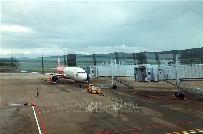 Trong ảnh: Hàng loạt chuyến bay của VietjetAir và Vietnam Airlines tại sân bay Phú Quốc (Kiên Giang) phải hoãn và hủy chuyến. Ảnh: Huy Hùng - TTXVN