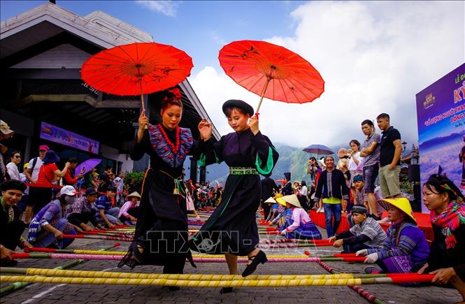 Photo: Tourists and artists join in the dance. VNA Photo: Quốc Khánh