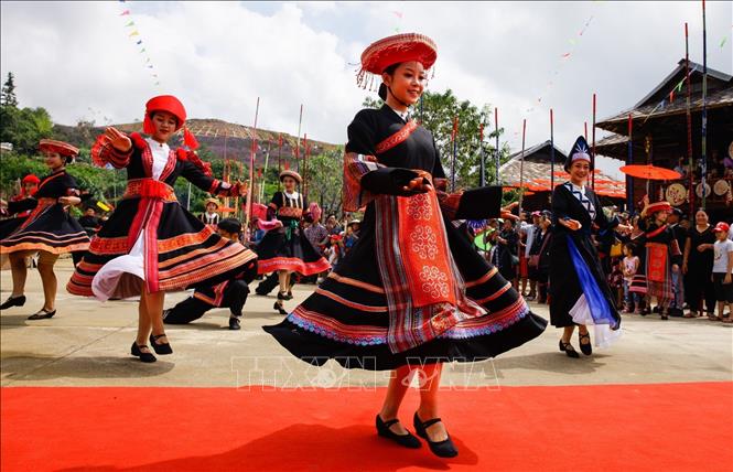 Photo: An art performance celebrates the event. VNA Photo: Quốc Khánh