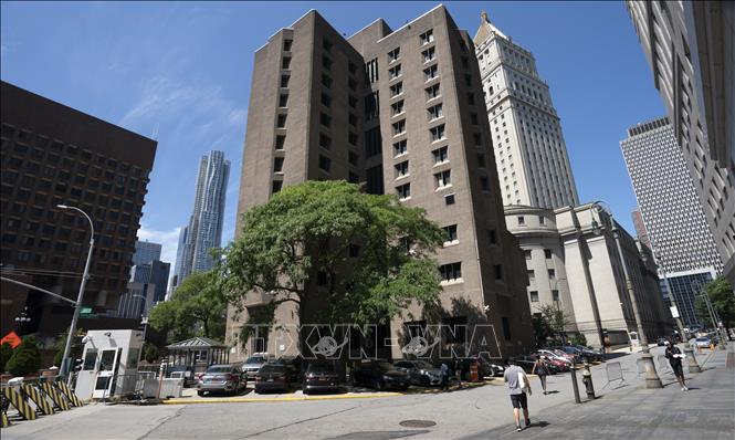 Trong ảnh: Trung tâm giam giữ tội phạm thành phố New York, nơi tỷ phú Mỹ Jeffrey Epstein đang bị tạm giam chờ xét xử, ngày 10/8/2019. Ảnh: AFP/TTXVN