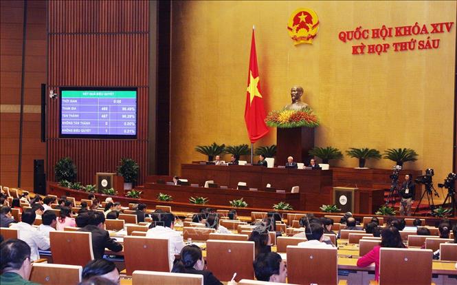 Trong ảnh: Tại phiên họp toàn thể chiều 19/11/2018 của Kỳ họp thứ sáu, Quốc hội khóa XIV đã biểu quyết thông qua Luật Cảnh sát biển Việt Nam gồm 8 chương, 41 điều, quy định về vị trí, chức năng, nhiệm vụ, quyền hạn; tổ chức và hoạt động của Cảnh sát biển Việt Nam; chế độ, chính sách đối với Cảnh sát biển Việt Nam; trách nhiệm của cơ quan, tổ chức, cá nhân có liên quan. Luật chính thức có hiệu lực từ ngày 1/7/2019. Ảnh: TTXVN