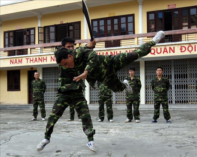 Trong ảnh: Các chiến sĩ trinh sát Cụm Trinh sát số 1 (Bộ Tư lệnh Cảnh sát biển) luyện tập võ thuật đáp ứng yêu cầu nhiệm vụ đấu tranh chống tội phạm. Những năm qua, đơn vị phối hợp với lực lượng công an phá hàng trăm vụ án liên quan đến ma túy, bắt nhiều đối tượng, góp phần quan trọng vào công tác đảm bảo an ninh, trật tự, phòng chống tệ nạn xã hội trên các địa bàn và khu vực do đơn vị quản lý. Ảnh: Trọng Đức - TTXVN  