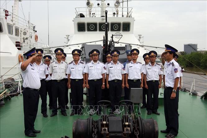 Trong ảnh: Cán bộ, chiến sĩ tàu Cảnh sát biển 2007 thuộc Hải đội 101 (Bộ Tư lệnh Vùng Cảnh sát biển 1) luôn nêu cao tinh thần trách nhiệm, cảnh giác trước mọi diễn biến, nâng cao khả năng chiến đấu trong mọi tình huống, sẵn sàng nhận và hoàn thành nhiệm vụ được giao. Ảnh: Trọng Đức - TTXVN 