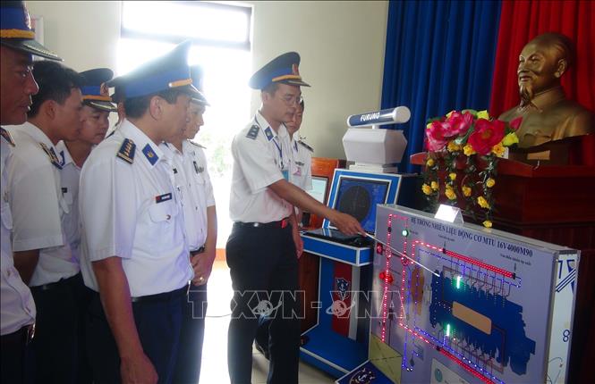 Trong ảnh: Hội thi “Mô hình học cụ kỹ thuật lần thứ tư” của Bộ Tư lệnh Vùng Cảnh sát biển 2, ngày 22/2/2017, thu hút sự tham gia đông đảo của cán bộ, chiến sỹ cảnh sát biển, với nhiều mô hình học cụ tiêu biểu. Ảnh: Đỗ Trưởng - TTXVN