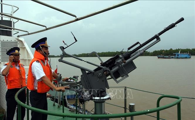 Trong ảnh: Cán bộ, chiến sĩ tàu Cảnh sát biển 2007 thuộc Hải đội 101 (Bộ Tư lệnh Vùng Cảnh sát biển 1) luôn nêu cao tinh thần trách nhiệm, cảnh giác trước mọi diễn biến, nâng cao khả năng chiến đấu trong mọi tình huống, sẵn sàng nhận và hoàn thành nhiệm vụ được giao. Ảnh: Trọng Đức - TTXVN 