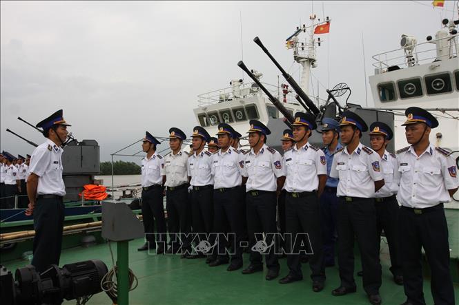 Trong ảnh: Cán bộ, chiến sĩ tàu Cảnh sát biển 2007 thuộc Hải đội 101 (Bộ Tư lệnh Vùng Cảnh sát biển 1) luôn nêu cao tinh thần trách nhiệm, cảnh giác trước mọi diễn biến, nâng cao khả năng chiến đấu trong mọi tình huống, sẵn sàng nhận và hoàn thành nhiệm vụ được giao. Ảnh: Trọng Đức - TTXVN 