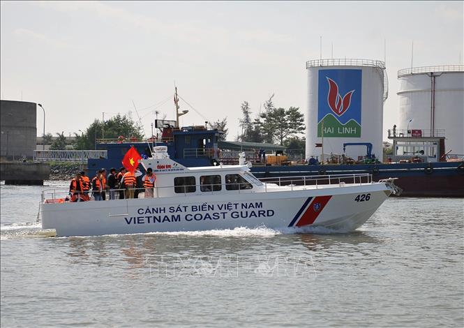 Xuồng tuần tra cao tốc MS - 50 số hiệu 426. dài 13,66m, rộng 3,78m, sức chở 16 người, vùng hoạt động ven biển cách bờ 20 hải lý với vận tốc thiết kế có thể chạy 30- 35 hải lý/giờ, do Công ty Cổ phần Công nghệ James Boat sản xuất, được bàn giao và biên chế cho Bộ Tư lệnh Vùng Cảnh sát biển 1 ngày 19/12/2014, giúp nâng cao hiệu quả thực hiện nhiệm vụ thực thi pháp luật trên biển. Ảnh: Trọng Đức - TTXVN