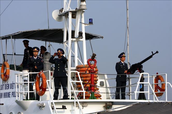 Trong ảnh: Cán bộ, chiến sĩ Cảnh sát biển Hải đội 101 (Bộ Tư lệnh Vùng Cảnh sát biển 1) luôn nêu cao tinh thần trách nhiệm, cảnh giác trước mọi diễn biến, nâng cao khả năng chiến đấu trong mọi tình huống, sẵn sàng nhận và hoàn thành nhiệm vụ được giao. Ảnh: Trọng Đức - TTXVN 