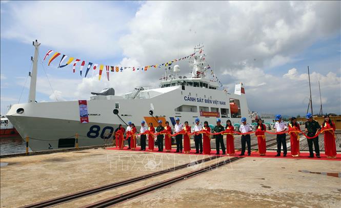 Đội tàu mới hiện đại kết hợp với các tàu cũ dạn dày kinh nghiệm tạo thành lực lượng tương đối mạnh để Cảnh sát biển Việt Nam thực thi việc chấp pháp trên biển. Trong ảnh: Tàu Cảnh sát biển 8005 dài 90 mét, rộng 14 mét, lượng giãn nước 2.561 tấn, công suất 8.960 kW, tốc độ lớn nhất 21,3 hải lý/giờ, được trang bị nhiều vũ khí hiện đại, có sân đỗ máy bay trực thăng, hoạt động trong điều kiện gió cấp 12, liên tục trong 40 ngày đêm, tầm hoạt động 5.000 hải lý. Tàu do Tổng công ty Sông Thu (Tổng cục Công nghiệp Quốc phòng) đóng mới, được bàn giao cho Bộ Tư lệnh Cảnh sát biển Việt Nam ngày 25/9/2016. Ảnh: Trần Lê Lâm - TTXVN